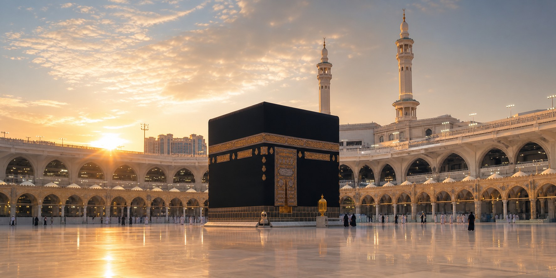 Gün doğumunda Kâbe ve Mescid-i Haram avlusundaki uzaktaki ziyaretçiler